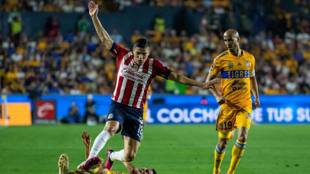 Ronaldo Cisneros de Guadalajara y Jesus Angulo de Tigres durante el partido Tigres UANL vs Guadalajara
